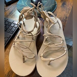 Midform infinite sandal Teva size 8